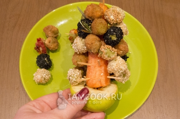 Формируем ёлочку из оливок