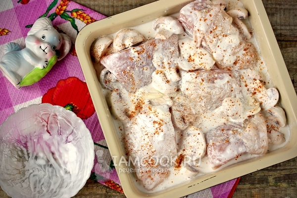 Залить сметаной и посыпать приправами