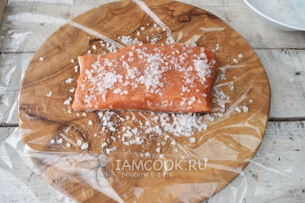 Посыпать рыбу смесью соли и сахара