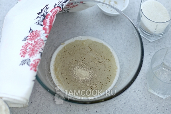 Смешать дрожжи, сахар и пиво