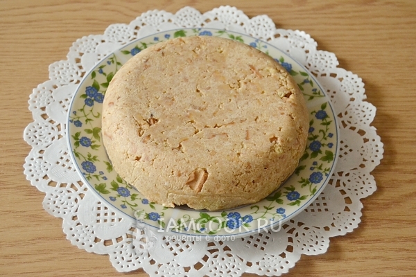 Положить торт на тарелку