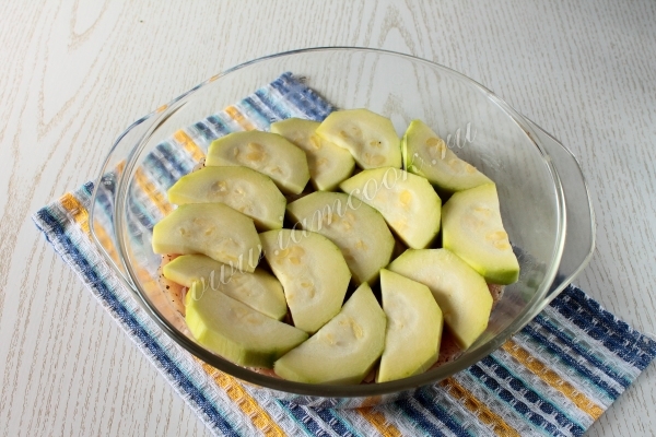 Выложить кабачки