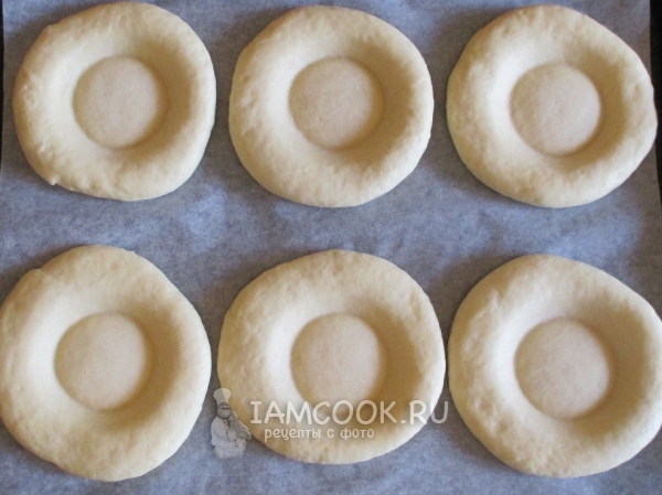 Сделать углубление в лепешке