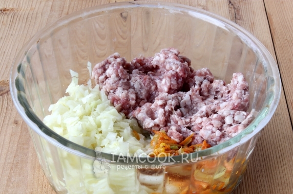 Соединить фарш, морковь с луком и капусту