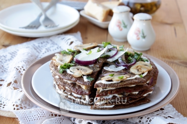 Готовый печеночной торт с грибами