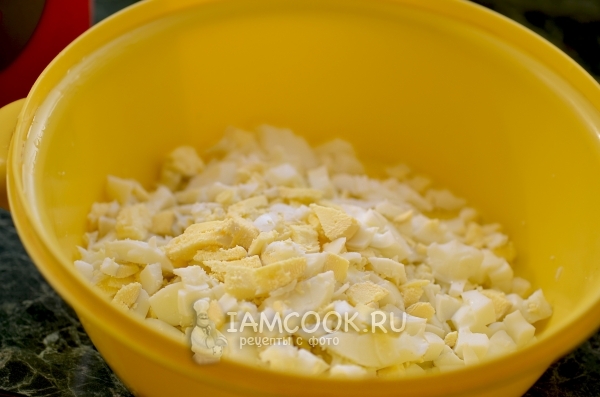 Нарезанные вареные яйца