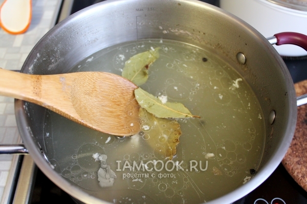 Положить в бульон перец и лавровый лист