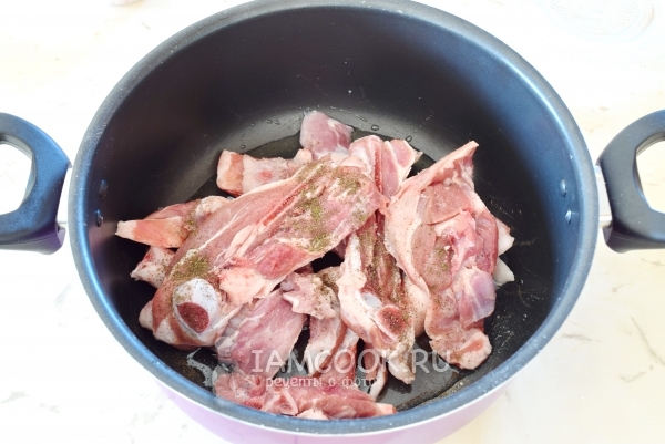 Мясо посолить и поперчить