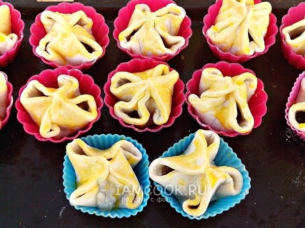 Смазать слойки желтком