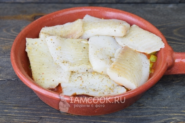 Выложить филе трески