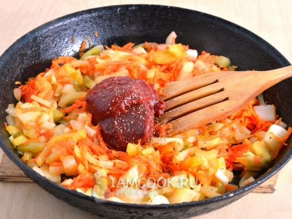 Положить к овощам томатную пасту и специи