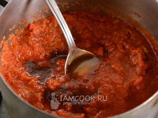 Влить соевый соус и ароматизатор дыма