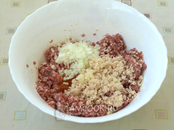 Перекрутить мясо, лук, картофель и чеснок