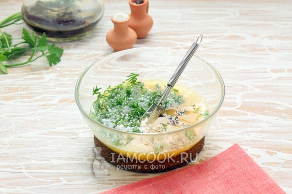 Взбить яйца с зеленью