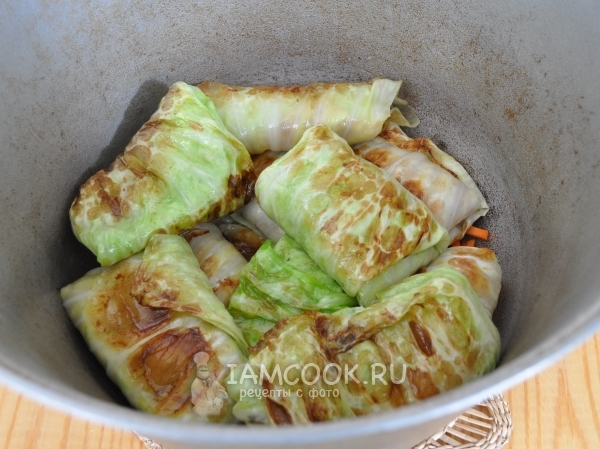 Выложить обжаренные голубцы