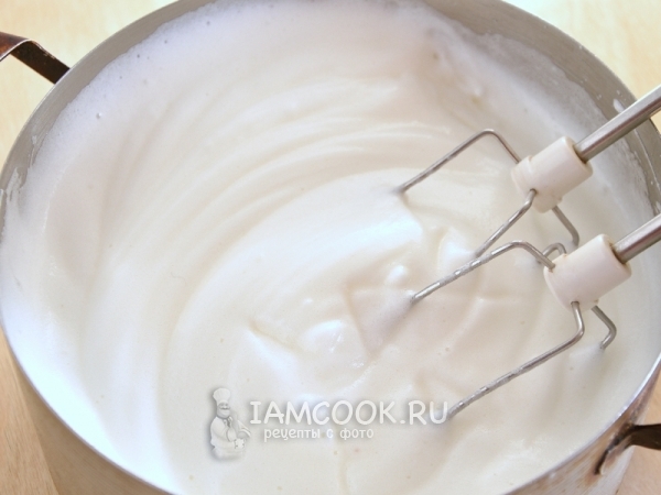 Взбить белки с сахаром