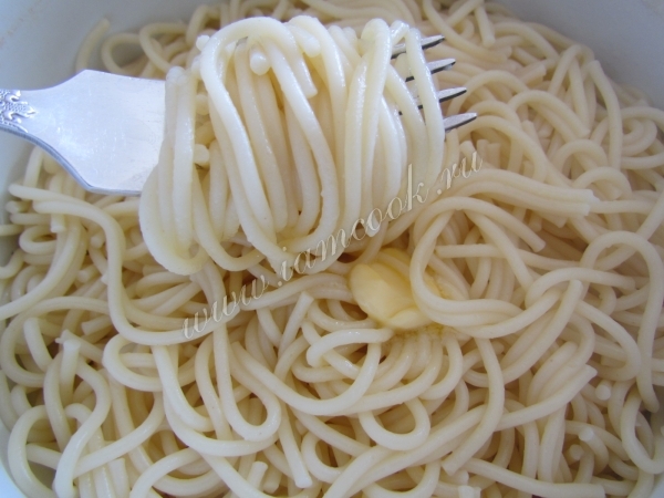 Отварные спагетти со сливочным маслом