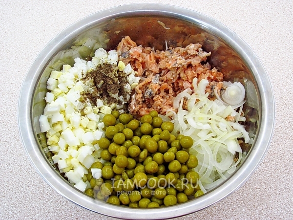 Сложить ингредиенты для салата в салатник