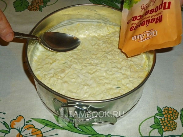 Смазать яйца майонезом