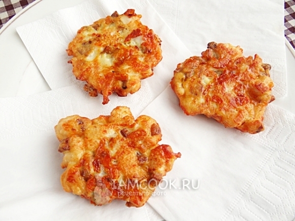 Положить котлеты на салфетку