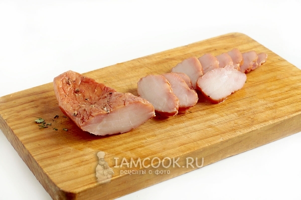 Порезать копченую курицу