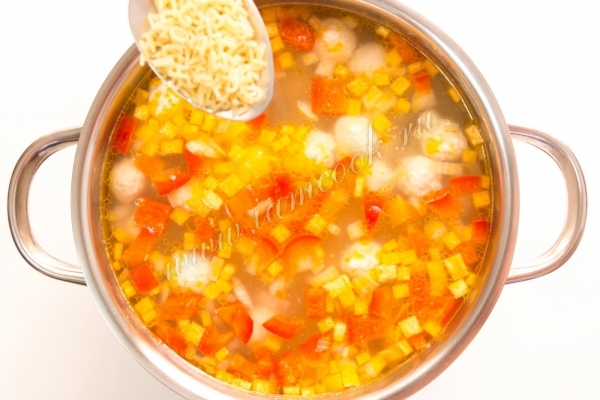 Добавить макароны