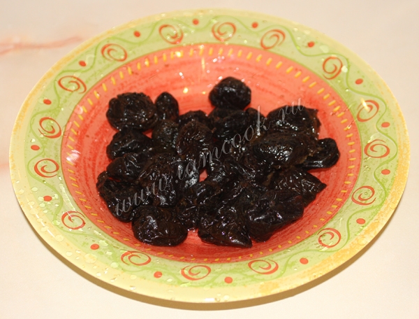 Чернослив в тарелке