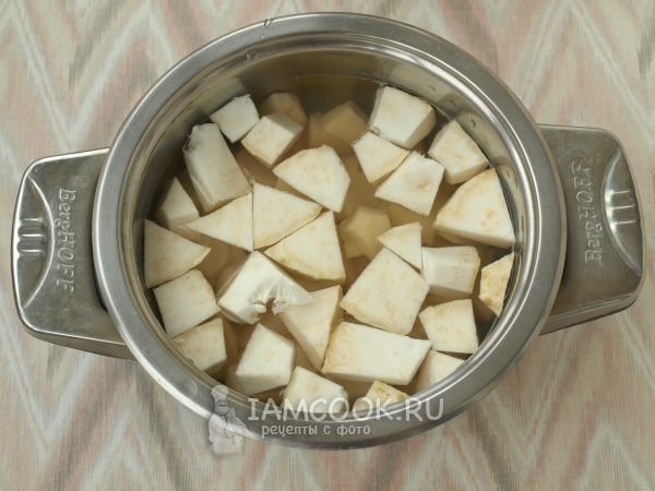 Отварить картофель и сельдерей