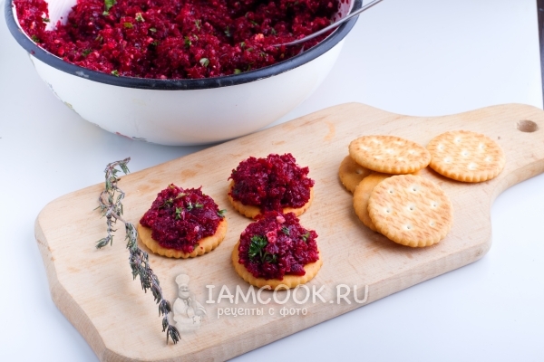 Положить свекольную пасту на печенье