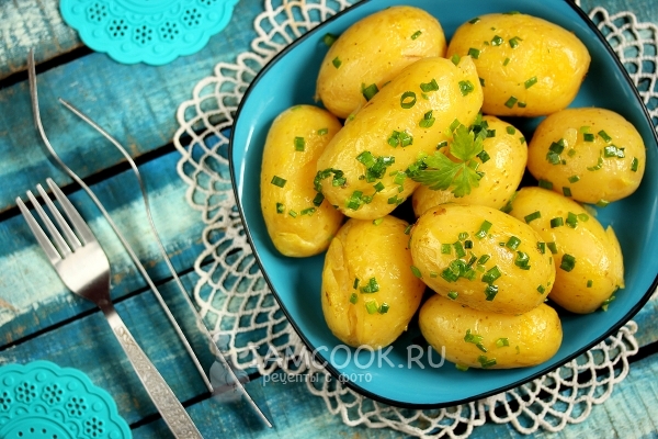 Фото молодого картофеля с зелёным луком и куркумой