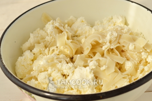 Смешать творог, лапшу и масло