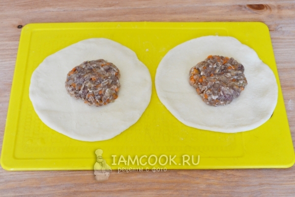 Положить на лепешку теста фарш