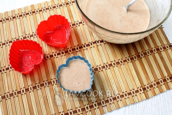 Переложить икру в формочки