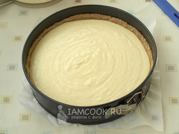 Вылить на корж творожную начинку