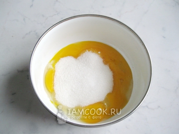 Сахар с яичными желтками
