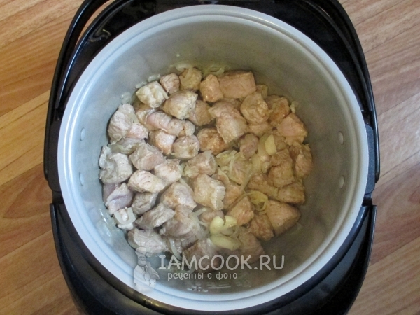 Обжарить лук с мясом