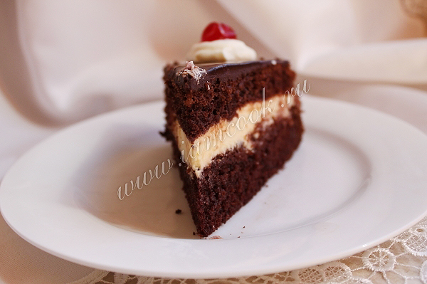 Порция торта шоколад на кипятке с вишней