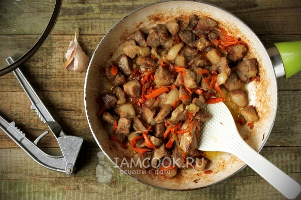 Обжарить мясо с овощами