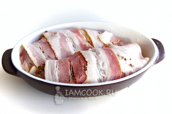 Обернуть куриную грудку беконом