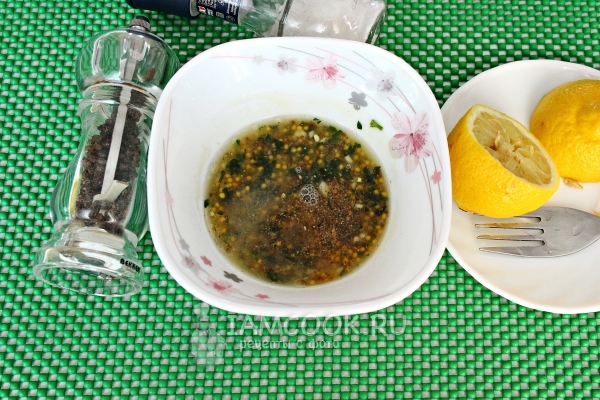 Добавить сок лимона, соль и перец