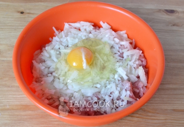 Положить лук и яйцо к мясу