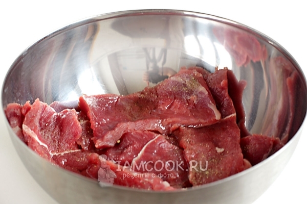 Мясо посолить и поперчить