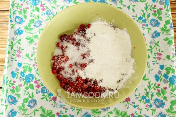 Смешать бруснику с сахаром и крахмалом