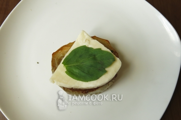 Положить сыр и базилик