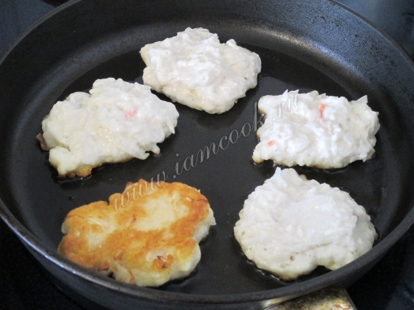 Жарим оладьи из капусты