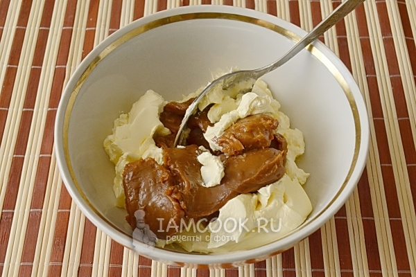 Соединить масло со сгущенкой