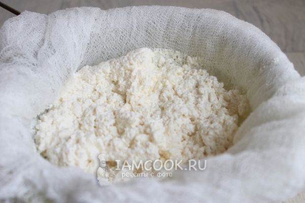 Слить жидкость с творога