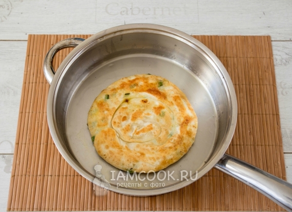 Пожарить лепешку на сковороде