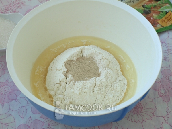 Всыпать муку и дрожжи