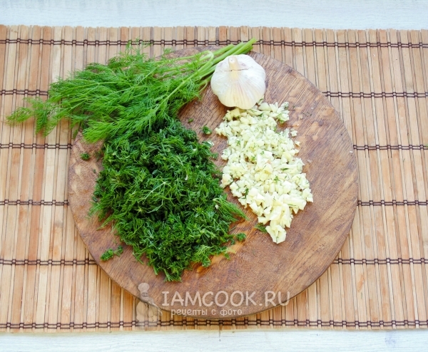 Нарезать зелень и чеснок